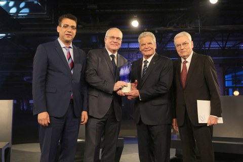 Foto zeigt die Dresdner Professoren Manfred Curbach, Chokri Cherif und Peter Offermann mit dem ehemalige Bundespräsident der Bundesrepublik Deutschland, Joachim Gauck. Die Professoren sind die Gewinner des Deutschen Zukunftspreises 2016