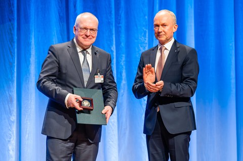 Foto zeigt Prof. Dr.-Ing. Dr.-Ing. E.h. Manfred Curbach bei der Auszeichnung mit der Emil-Mörsch-Denkmünze im März 2019