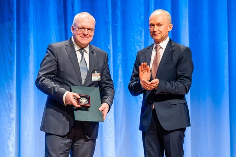 Photo shows Prof. Dr.-Ing. Dr.-Ing. E.h. Manfred Curbach receiving the Emil Mörsch commemorative coin in March 2019