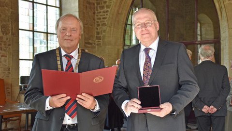 Foto zeigt die Überreichung der Gauß-Medaille an Prof. Manfred Curbach durch Prof. Dr. Richter (Präsident der Braunschweigischen Wissenschaftlichen Gesellschaft)