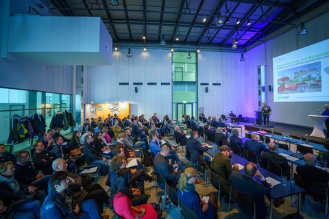 Foto zeigt den voll besetzten Konferenzsaal zum simul Fachforum Carbonbeton im Deutschen Hygiene-Museum Dresden