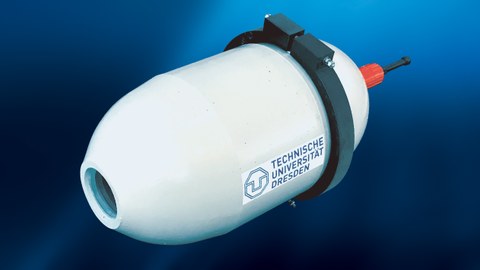 Foto zeigt das Betondruckgehäuse mit verklebter Saphirglasscheibe von Dr. Sebastian Wilhelm vor blauem Hintergrund