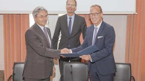 Foto zeigt TUD-Rektor Prof. Hans Müller-Steinhagen mit den Vorständen der DB Netz AG Dr. Volker Hentschel (Mi) und Jens Bergmann bei der Vertragsunterzeichnung