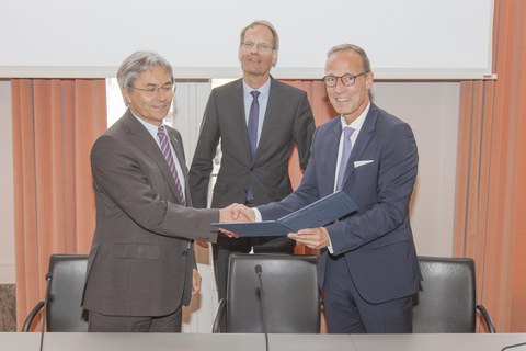 Photo shows TUD Rector Prof. Hans Müller-Steinhagen with the members of the Management Board of DB Netz AG Dr. Volker Hentschel (Wed) and Jens Bergmann signing the contract