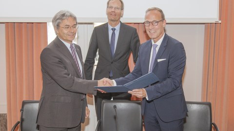 Photo shows TUD Rector Prof. Hans Müller-Steinhagen with the members of the Management Board of DB Netz AG Dr. Volker Hentschel (Wed) and Jens Bergmann signing the contract