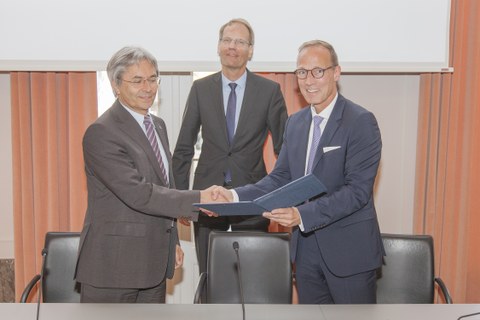 Foto zeigt TUD-Rektor Prof. Hans Müller-Steinhagen mit den Vorständen der DB Netz AG Dr. Volker Hentschel (Mi) und Jens Bergmann bei der Vertragsunterzeichnung