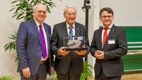 Photo shows the presentation of the Wackerbarth Medal 2018 to Prof. Dr.-Ing. Jürgen Stritzke by Prof. Dr.-Ing. Manfred Curbach and Prof. Dr.-Ing. Hubertus Milke 