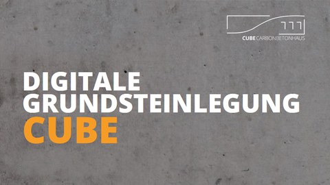 Bild einer Betonwand mit Schriftzug DIGITALE GRUNDSTENLEGUNG CUBE und Logo des Carbonbetonhauses 