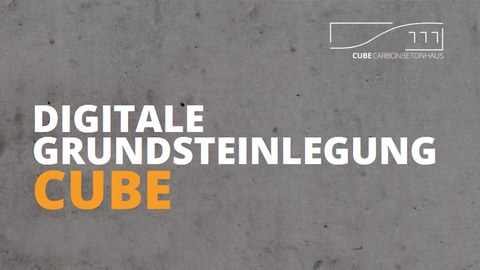 Picture of a concrete wall with lettering DIGITALE GRUNDSTELAGUNG CUBE and logo of the carbon reinforced concrete house