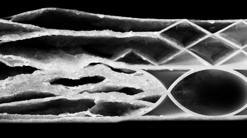 Visualisierung zeigt eine fiktive materialminimierte Carbonbetonstruktur. Die Bildretusche besteht aus mehreren verschiednenen Fotos von verschiedenen Strukturen.