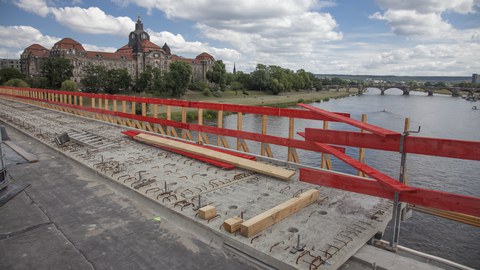 Foto zeigt die Bauarbeiten im Zuge der Verbreiterung und Erneuerung der Carolabrücke