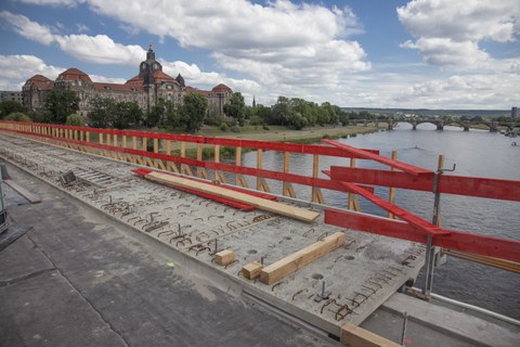 Photo shows the construction work during the widening and renewal of the Carola Bridge