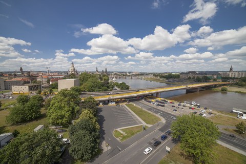 Foto zeigt eine Weitwinkelaufnahme der Carolabrücke Dresden von erhöhter Position