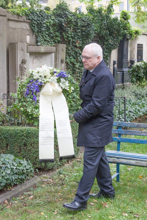 Foto zeigt Prof. Manfred Curbach mit einem Gedenkkranz zur Gedenkfeier 150. Todestag von Johann Andreas Schubert