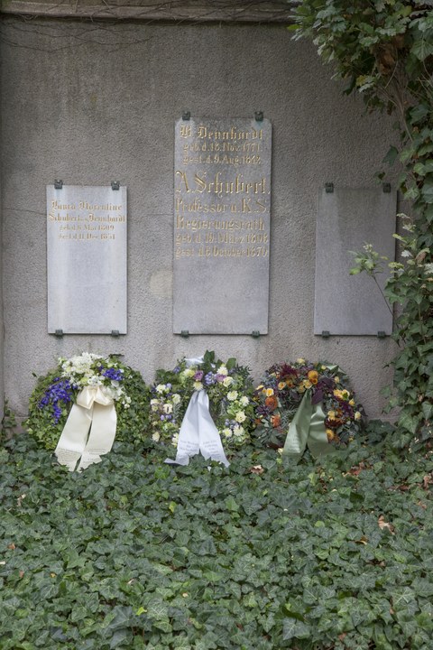 Foto zeigt die Grabstelle Schuberts mit den drei Gedenkkränzen zum 150. Todestag
