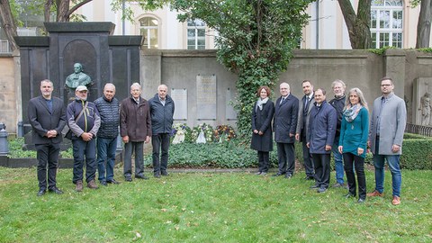 Foto zeigt die anwesenden Gäste bei der Gedenkfeier zum 150. Todestag von Johann Andreas Schubert