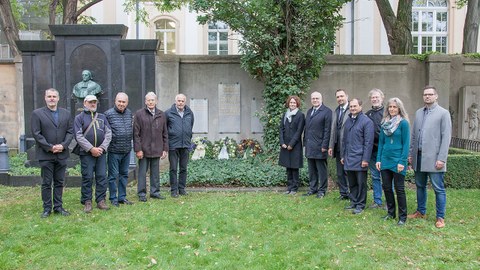 Foto zeigt die anwesenden Gäste bei der Gedenkfeier zum 150. Todestag von Johann Andreas Schubert
