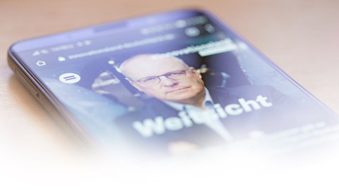 Foto zeigt ein Smartphone mit der Webseite der Kampagne Innovationsland Deutschland und dem Kampagnen-Logo