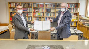 Foto zeigt die Vertragsunterzeichnung mit Herrn Prof. Curbach und HerrnThomas Alscher
