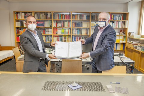 Foto zeigt die Vertragsunterzeichnung mit Herrn Prof. Curbach und HerrnThomas Alscher 