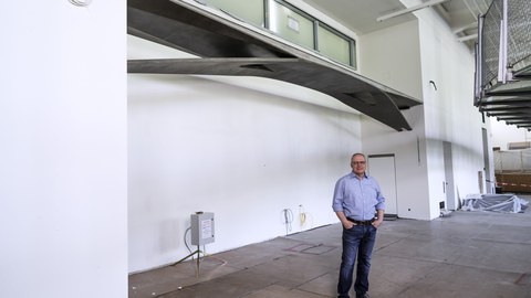 Manfred Curbach vor der Carbonbeton-Brücke im Deutschen Museum | Foto: Ansgar Pudenz