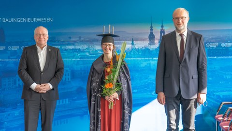 Foto zeigt Angela Schmidt mit Prof. Curbach und Prof. Herle