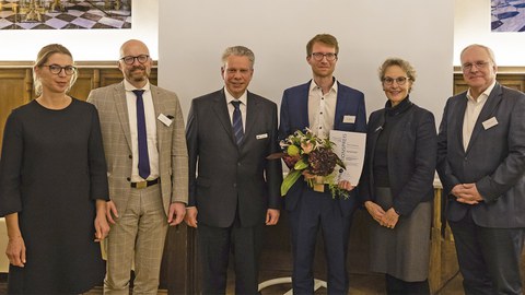 Foto zeigt Oliver Steinbock bei der Auszeichnung mit dem Innovationspreis