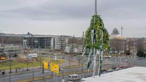 Die Richtkrone schwebt über der Baustelle