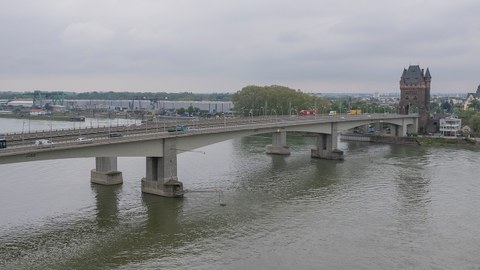 Foto zeigt verschiedene Ansichten der Nibelungenbrücke Worms