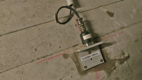 Foto zeigt einen verbauten Sensor im Hohlkasten der Nibelungenbrücke