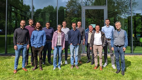 Foto zeigt eine Gruppenaufnahme des Projekttreffens des Verbundvorhabens WinConFat-Structure 