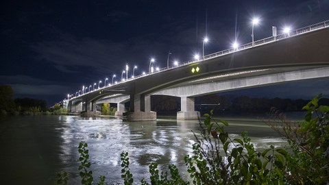 Die Nibelungenbrücke in der Nacht