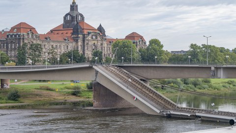 Foto zeigt die eingestürzte Carolabrücke