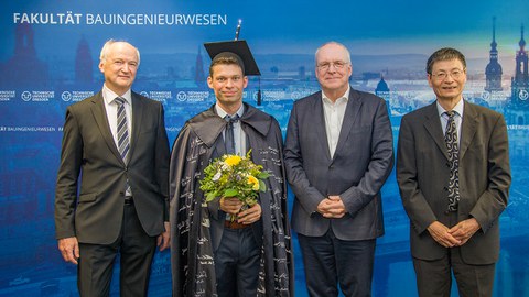 Foto zeigt Marc Koschemann mit der anwesenden Promotionskommission