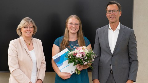 Foto zeigt Lena Leicht bei der Verleihung zum Kurt-Beyer-Preis 2024 v.l.n.r. Prorektorin Forschung Prof. Dr. Angela Rösen-Wolff, Preisträgerin Lena Leicht, Vertreter des Stifters Adrian Diaconu