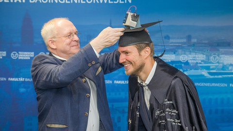 Foto zeigt Dominik Schlüter und Manfred Curbach