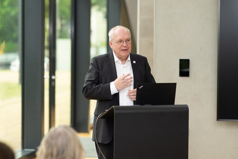 Prof. Manfred Curbach hält die Laudatio