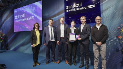 Foto zeigt die Preistraeger ITM und IMB beim Techtextil-Award2024