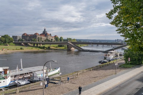 Gesamtansicht nach teilweisem Einsturz des Zuges C von der Brühlschen Terrasse aus gesehen