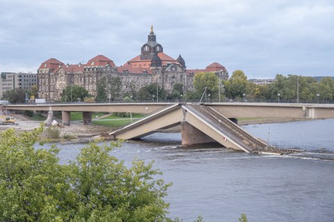 Sicherungs- und Abbrucharbeiten an der teileingestürzten Brücke