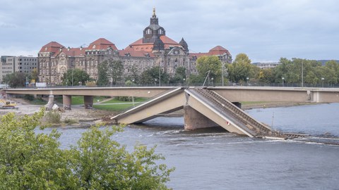 Sicherungs- und Abbrucharbeiten an der teileingestürzten Brücke