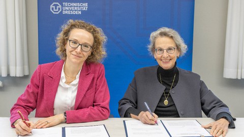 TUD-Rektorin Prof.in Ursula Staudinger und Heike Junge-Latz, Vorständin für Anlagen- und Instandhaltungsmanagement von DB InfraGO, unterzeichnen die Fortführungsvereinbarung für die DB InfraGO-Stiftungsprofessur für Ingenieurbau.