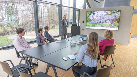 Prof. Steffen Marx vom Institut für Massivbau stellt im Carbonbetonhaus CUBE Ergebnisse aus der ersten Förderperiode vor und gibt Einblicke in die Arbeit der Forschenden.