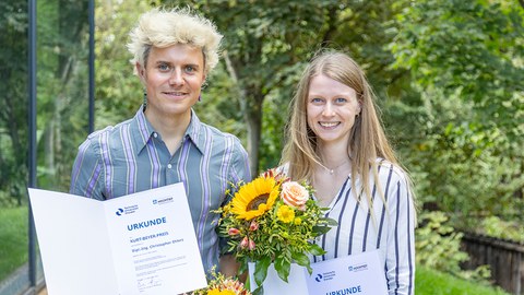 Glückliche Preisträger: Dipl.-Ing. Christoph Ehlers (Fakultät Architektur und Landschaft) und Dr.-INg. Josiane Herfort (Fakultät Bauingenieurwesen