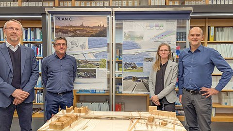 Die Jury vor dem Siegerentwurf v.l.: Professor Richard Stroetmann (TU Dresden), Bart Halaczek, Professorin Yvonne Ciupack (TU Darmstadt), Professor Steffen Marx (TU Dresden)
