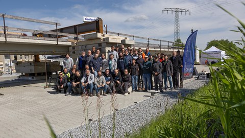 Erste schädigende Belastungsversuche an der Forschungsbrücke 𝗼𝗽𝗲𝗻𝗟𝗔𝗕 in Bautzen
