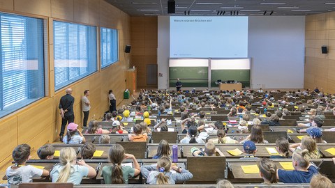 Prof. Dr.-Ing. Steffen Marx hält eine Vorlseung bei der Kinder-Uni Dresden