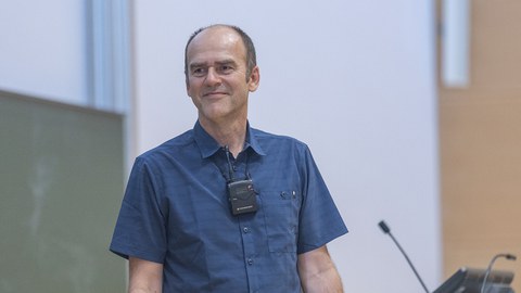 Prof. Dr.-Ing. Steffen Marx hält eine Vorlseung bei der Kinder-Uni Dresden