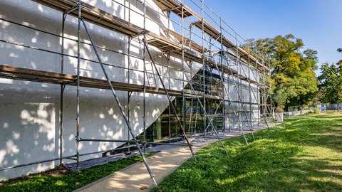 Frischer Anstrich für das Carbonbetonhaus: Warum am CUBE derzeit Gerüste stehen