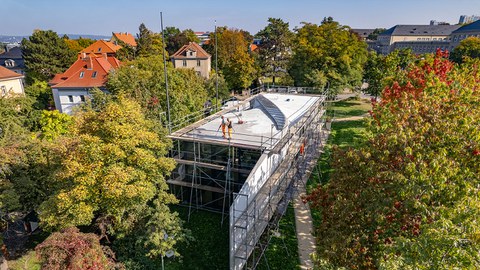Frischer Anstrich für das Carbonbetonhaus: Warum am CUBE derzeit Gerüste stehen